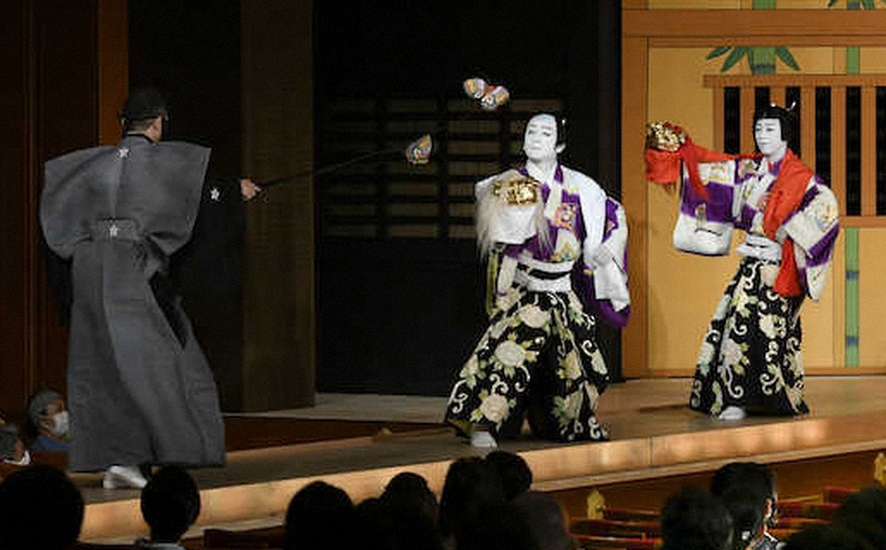 上演された「連獅子」。花道で（右から）中村壱太郎、片岡愛之助　（C）松竹