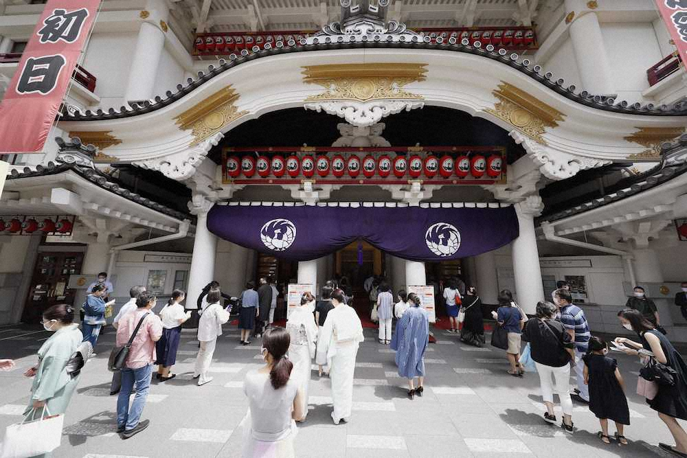 約5カ月ぶりに再開した歌舞伎座で入場のため並ぶ人たち＝1日午前