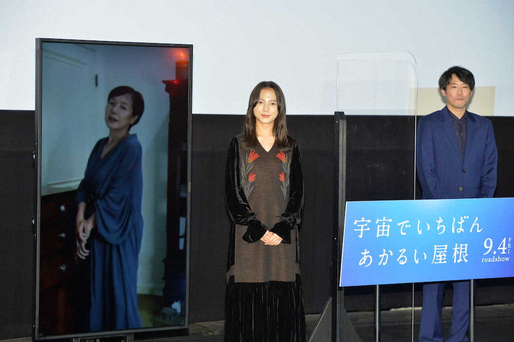 映画「宇宙でいちばんあかるい屋根」完成披露イベントに出席した、（左から）桃井かおり、清原果耶、藤井道人監督