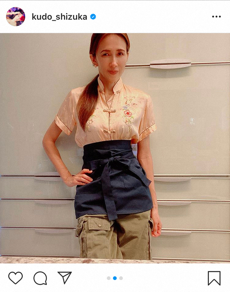 【画像・写真】工藤静香　チャイナシャツの私服＆エプロン姿公開にファン歓喜「脚もウエストも細ッッ」「エプロン姿素敵」