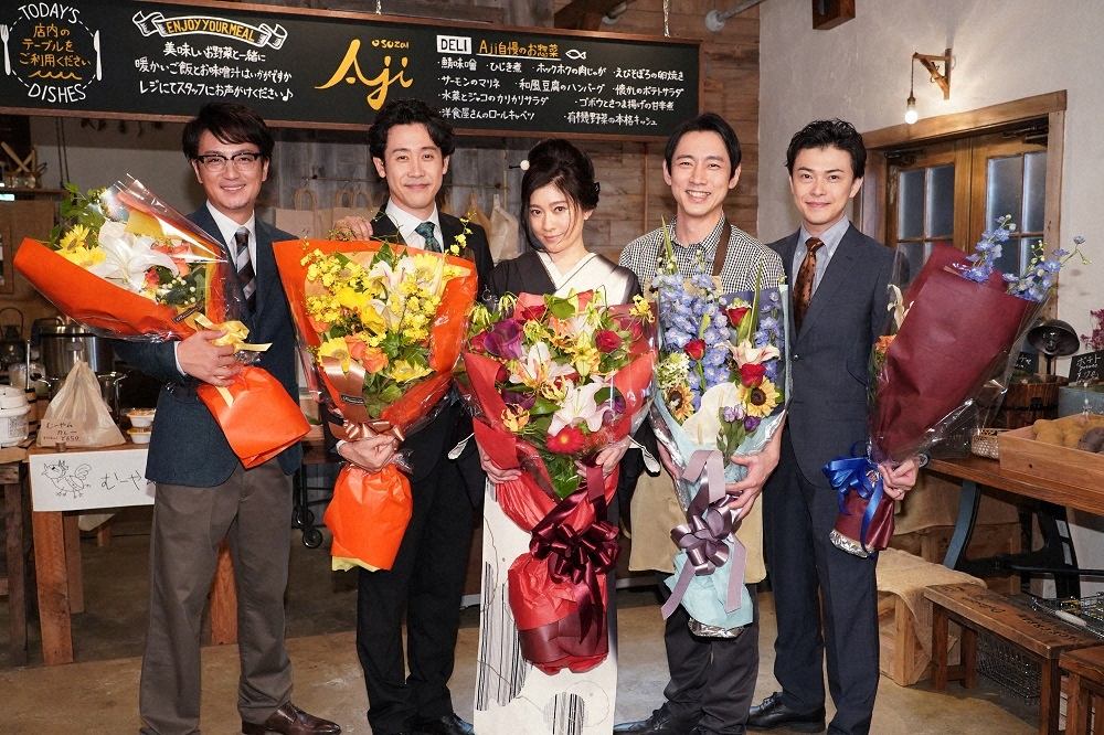 「ハケンの品格」のオールアップを迎え、花束を贈られて笑顔の（左から）上地雄輔、大泉洋、篠原涼子、小泉孝太郎、勝地涼（C）日本テレビ