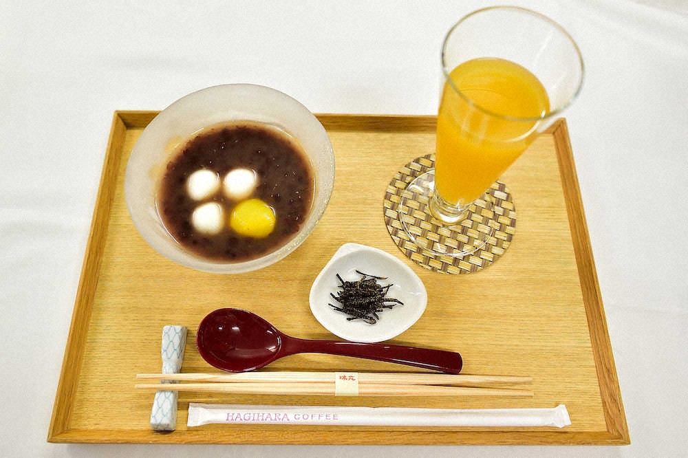 木村王位の午後のおやつ、冷やしぜんざいとパインジュース（日本将棋連盟提供）