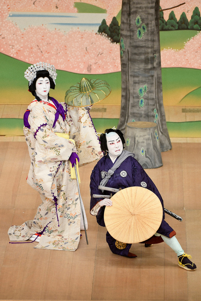 8月1日に約5カ月ぶりに公演を再開した東京・歌舞伎座の「八月花形歌舞伎」第３部「吉野山」に出演した中村七之助（左）と市川猿之助（C）松竹