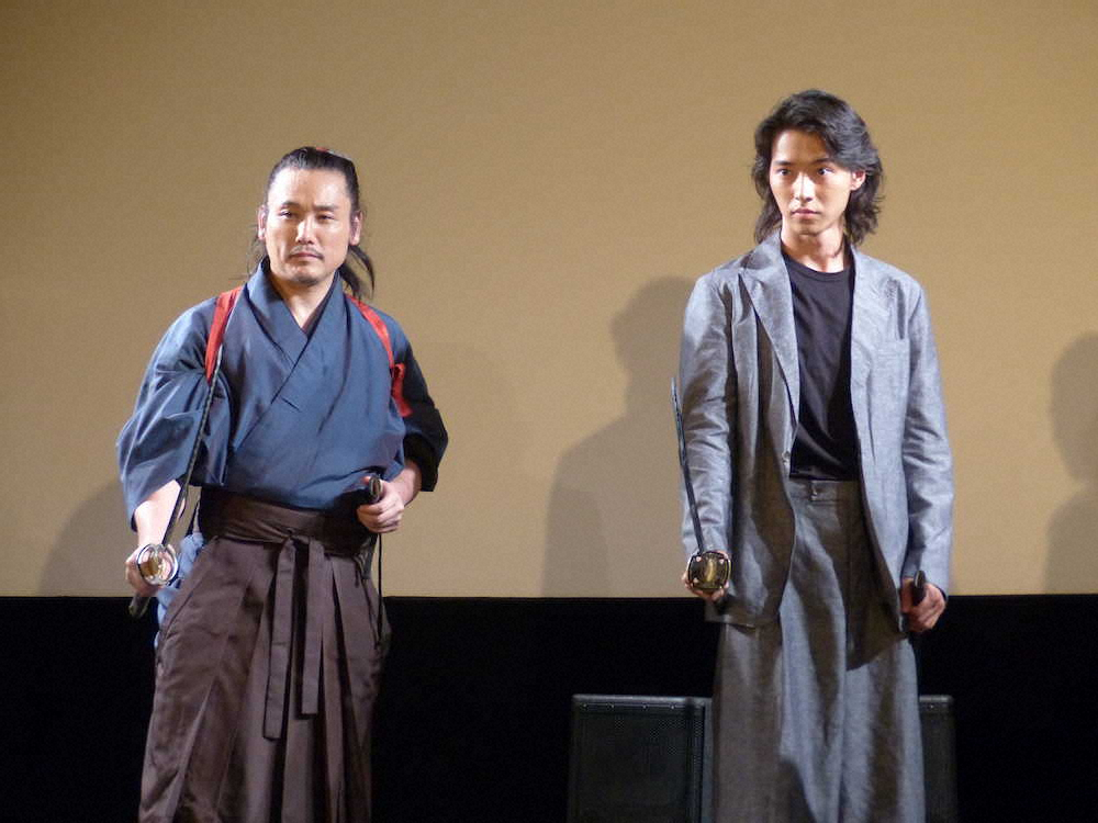 映画「狂武蔵」の完成披露無観客イベントに出席した坂口拓（左）と山崎賢人