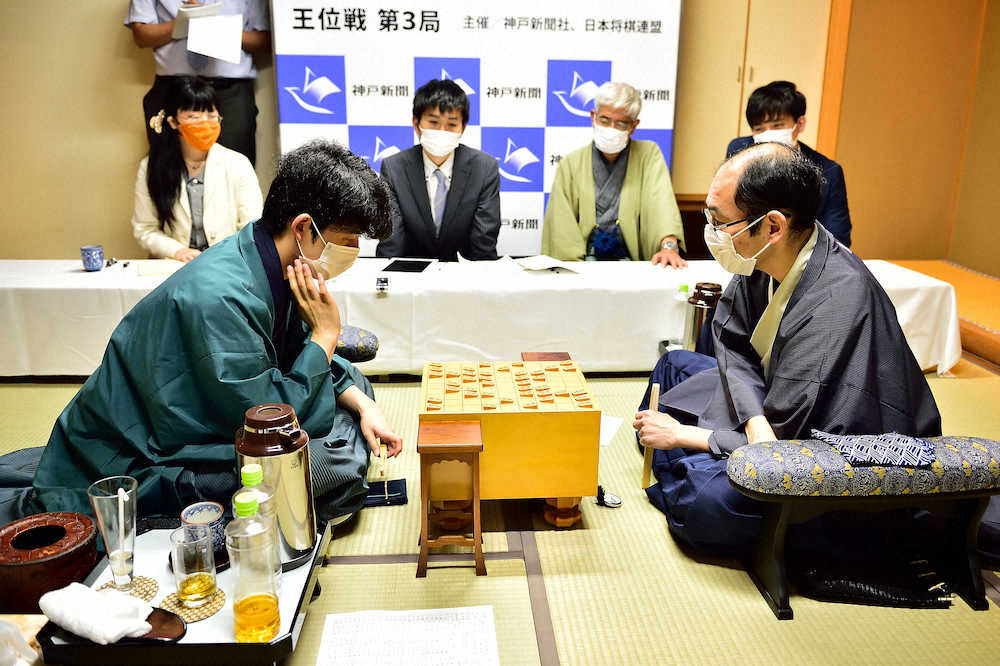 【画像・写真】将棋の第61期王位戦7番勝負第3局第2日の対局を終えた藤井聡太棋聖（左）と木村一基王位（日本将棋連盟提供）