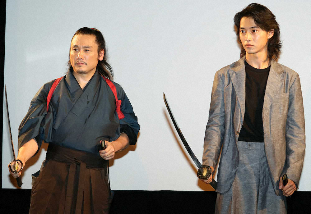 映画「狂武蔵」の完成イベントに出席した坂口拓（左）と山崎賢人