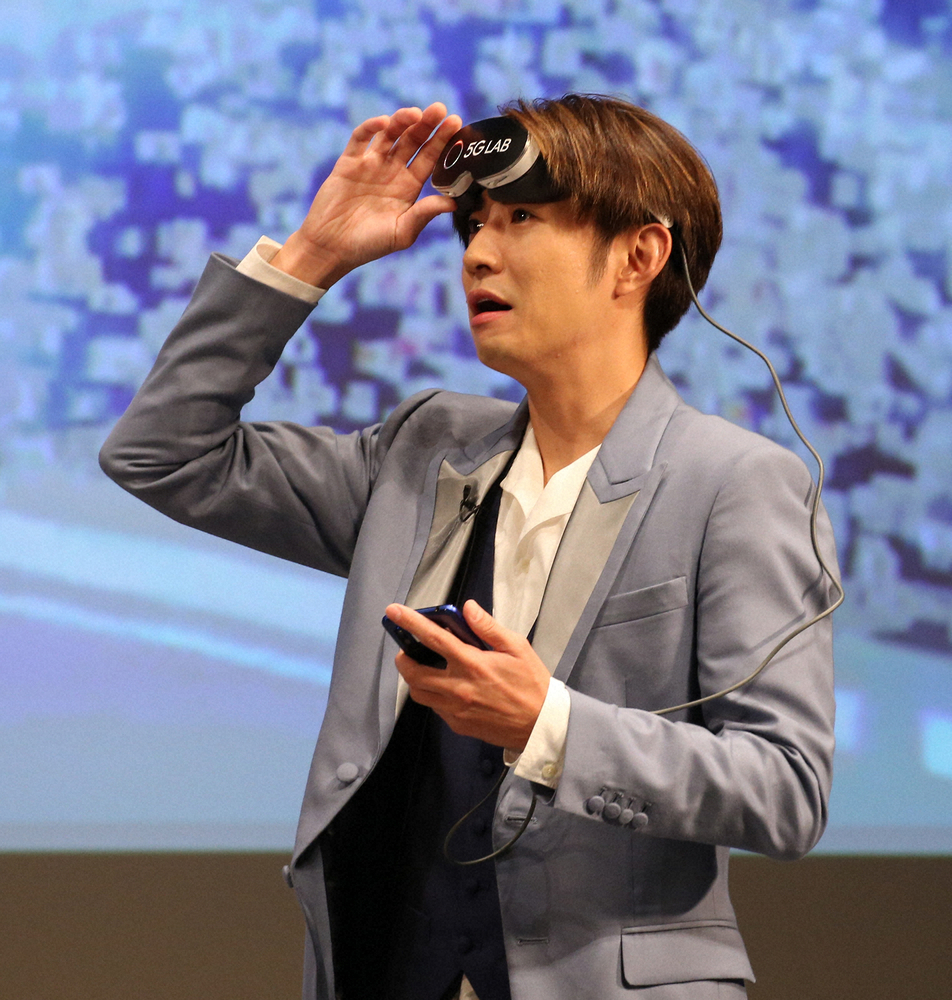 【画像・写真】ライブやスポーツの試合が目の前で広がっているような臨場感を味わえる「ＶＲ　ＳＱＵＡＲＥ」をＶＲゴーグルを装着して体験する相葉雅紀（撮影・西海健太郎）