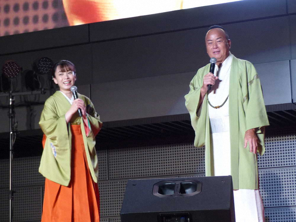 「TOKYO　SAKE　FESTIVAL」の開幕式典でライブを行った細川たかしと弟子の杜このみ。