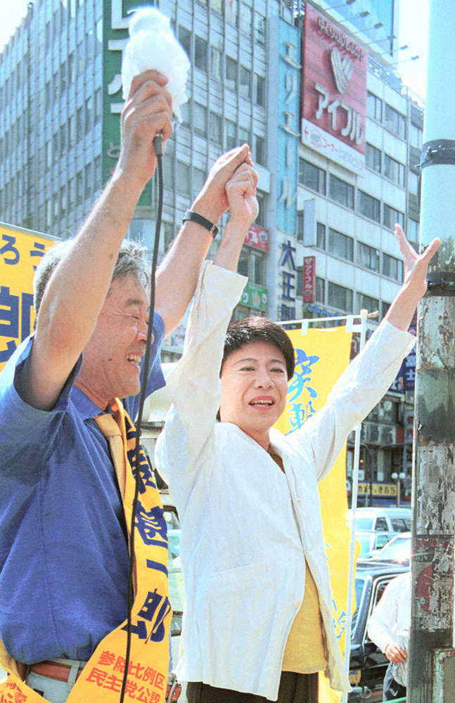 01年7月、須藤甚一郎（左）の選挙応援演説に駆けつけた、美川憲一