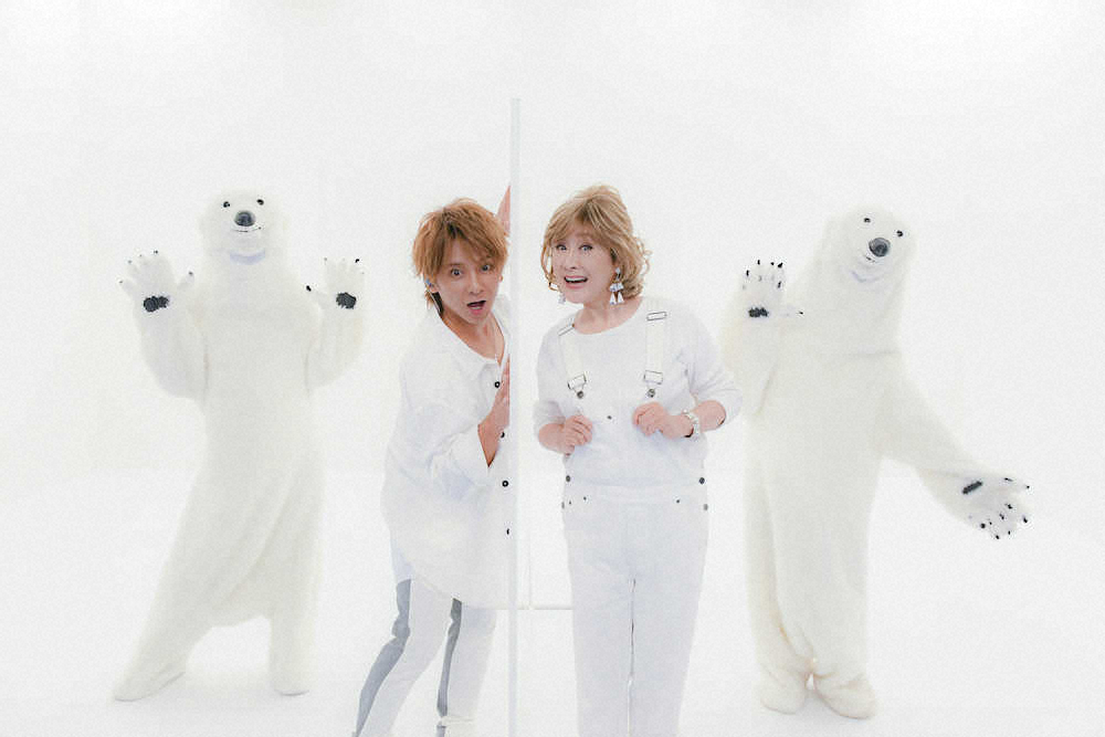 デビュー曲「しろくろましろ」を初めてパフォーマンスした小林幸子（右）と松岡充によるユニット「シロクマ」