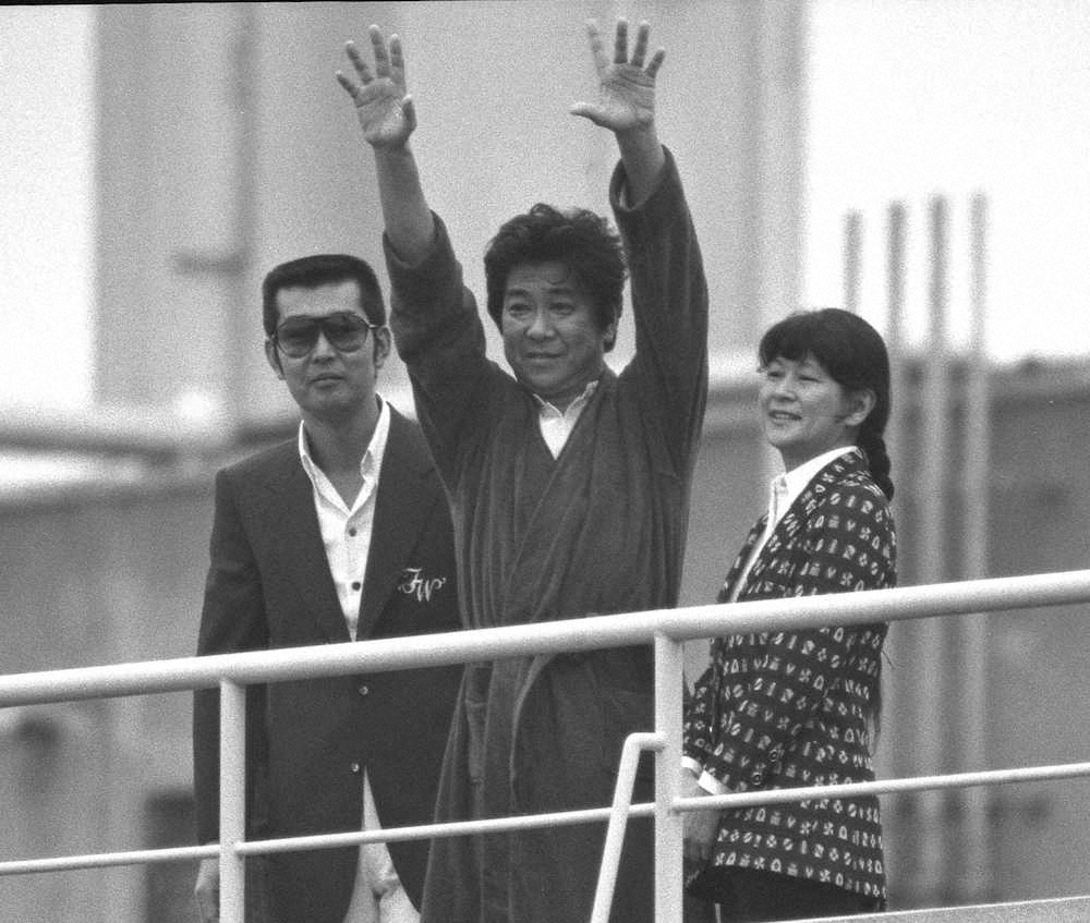81年6月21日、慶応病院に集まったファンのため、手術を終えた石原裕次郎さんと、まき子夫人の隣に立つ渡哲也さん