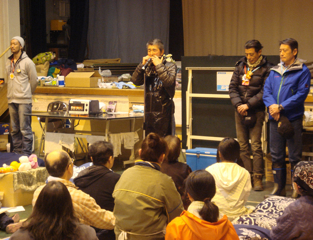 11年、石巻市での炊き出し最終日にハーモニカで「故郷」を演奏する渡哲也さん