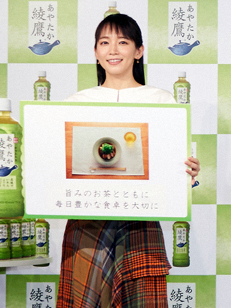 【画像・写真】吉岡里帆　エプロン姿でかまいたちに“漫才パワー”補給!?