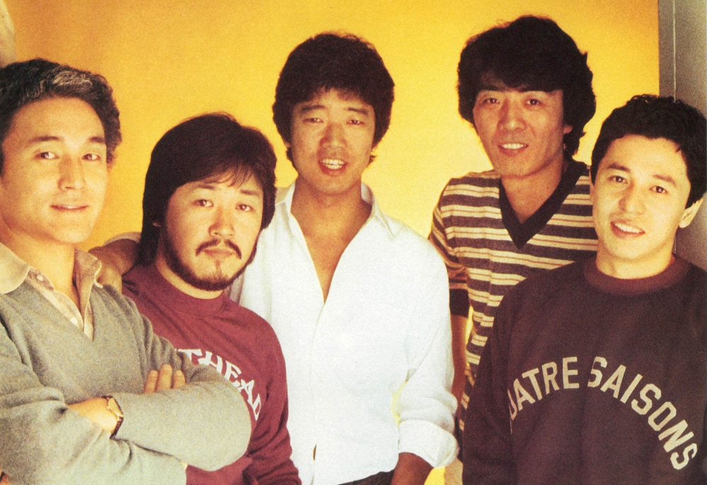 オフコースの(左から）小田和正、松尾一彦、清水仁、鈴木康博、大間ジロー