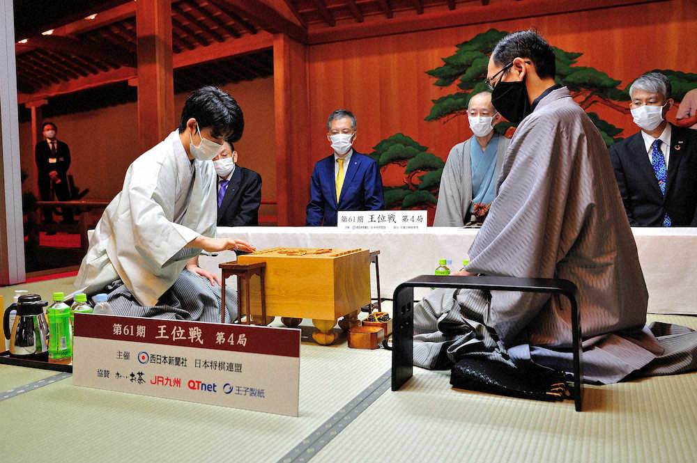 【画像・写真】藤井棋聖、4連勝で2冠なるか　木村王位との対局始まる