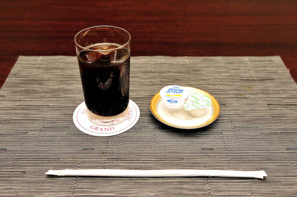 木村王位の午前のおやつ、アイスコーヒー（日本将棋連盟提供）