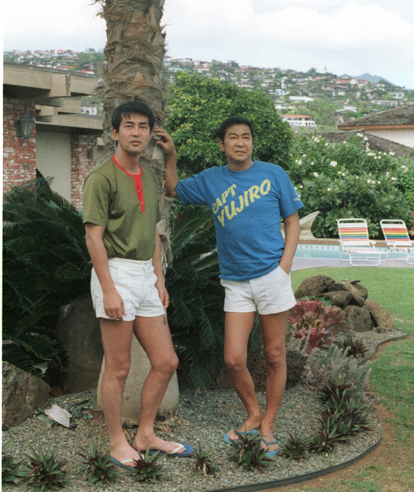 1986年1月、ハワイでバカンスを楽しんだ渡哲也さん(左)と石原裕次郎さん(右)