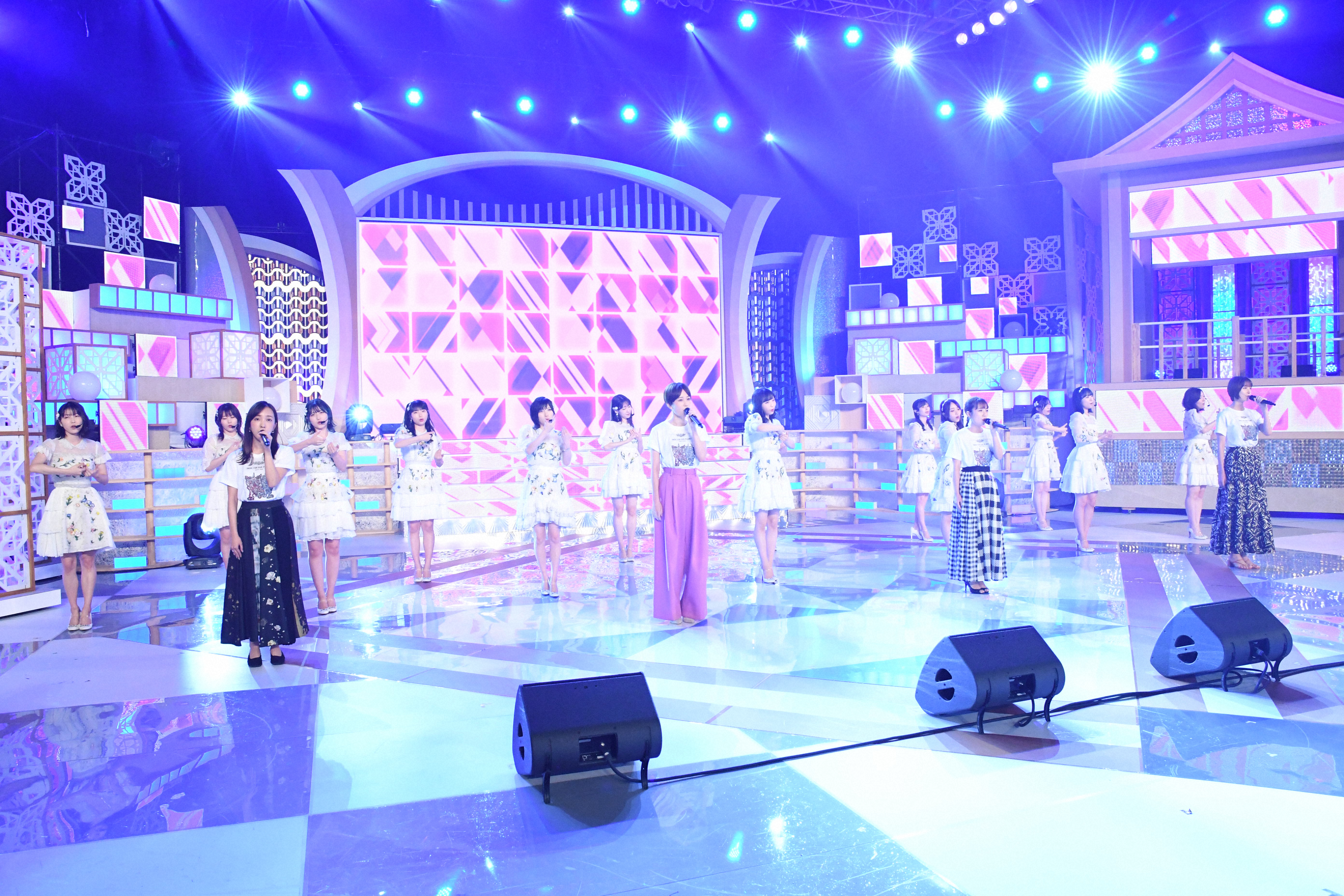 AKB48の元メンバー・板野友美、前田敦子、高橋みなみ、篠田麻里子（前列左から）が「24時間テレビ」で生パフォーマンスを披露。現役メンバーとコラボした（C）日本テレビ