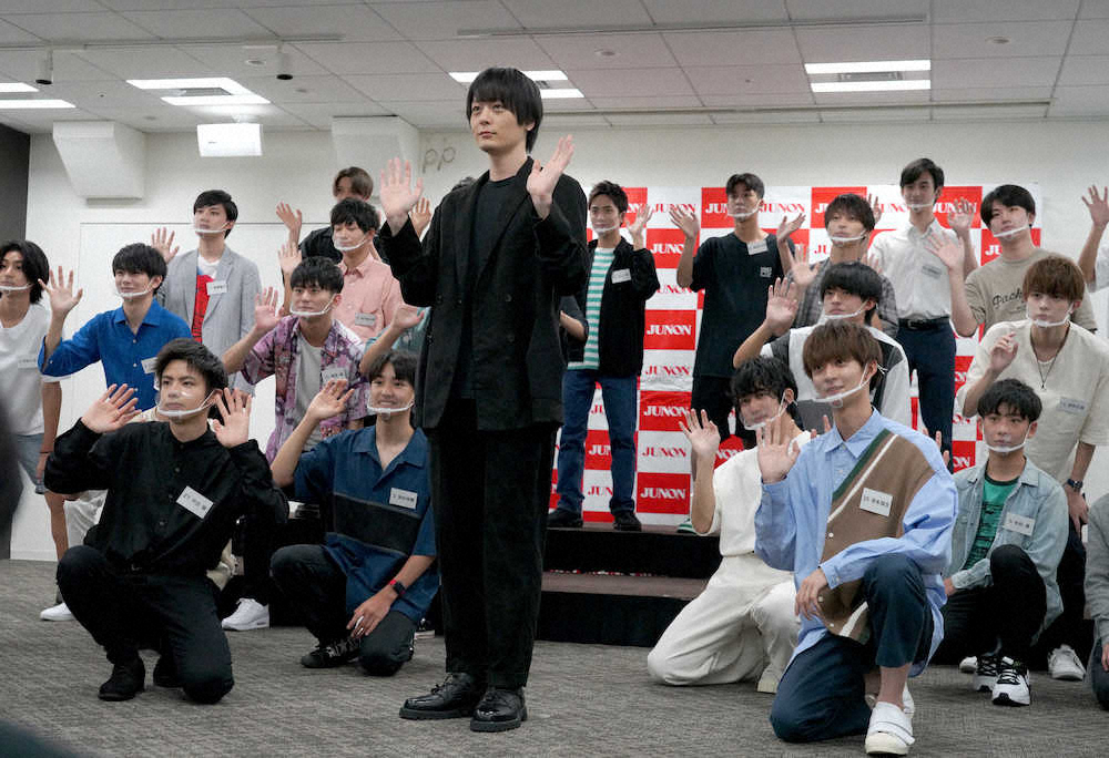 【画像・写真】第33回ジュノン・スーパーボーイ・コンテストBEST35に残った候補者と笑顔を見せる犬飼貴丈（中央）（撮影・沢田　明徳）