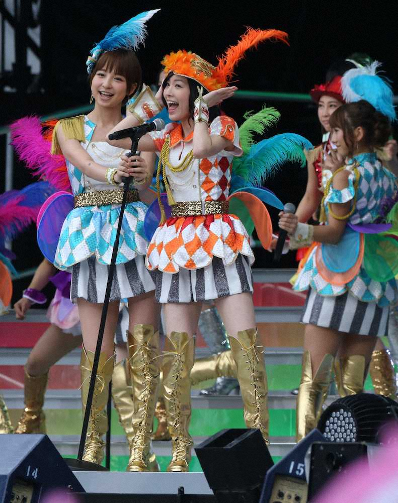 AKB48コンサートのステージで、並んで歌う篠田麻里子（左）と松井珠理奈（2013年撮影）
