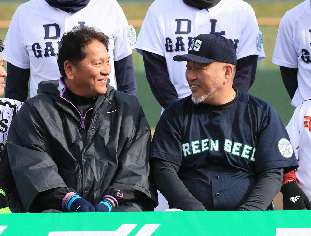野球教室で談笑する佐々木主浩氏（左）と清原和博氏（19年12月撮影）