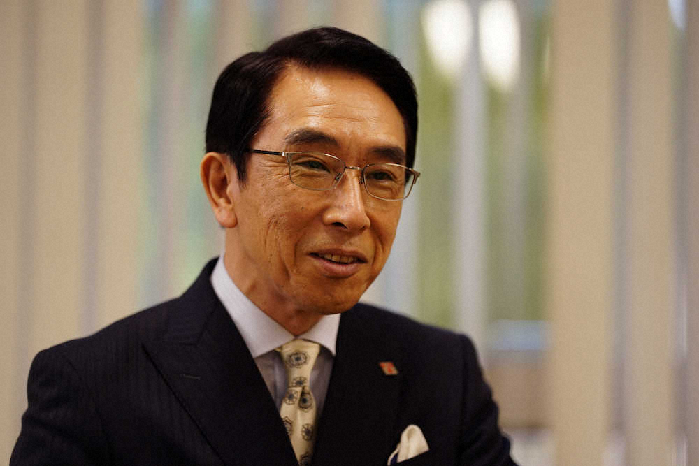 【画像・写真】ニューヨーク帰りのエリート行員・紀本平八を演じる段田安則（撮影・小海途　良幹）