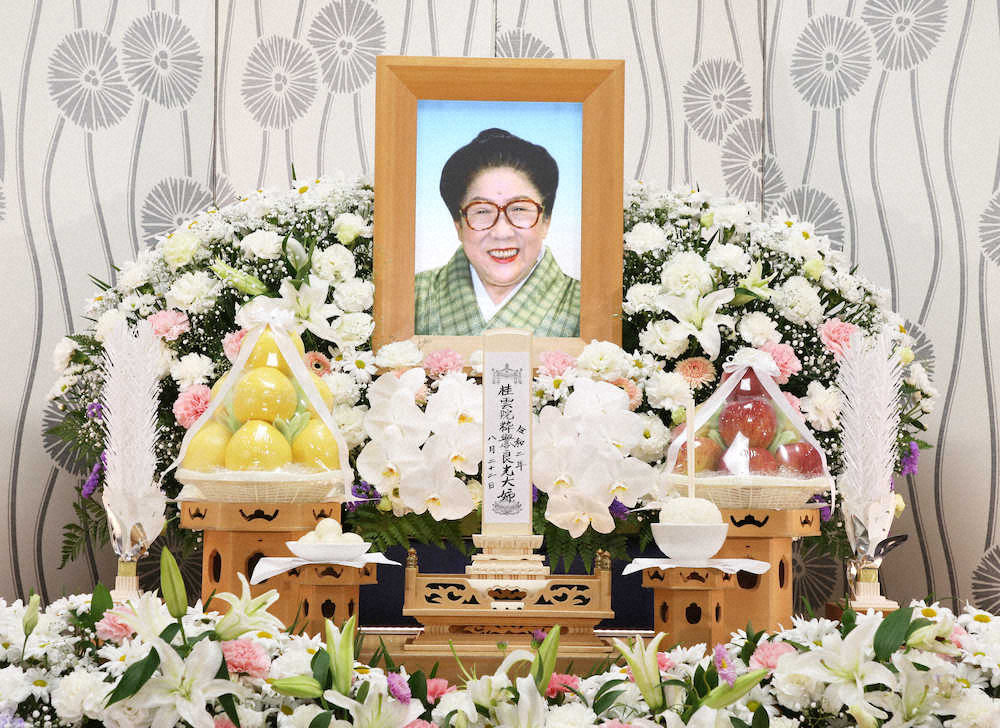 【画像・写真】内海桂子さんの葬儀祭壇。遺影は約10年前に撮られたお気に入りというプライベートショット（撮影・西海健太郎）