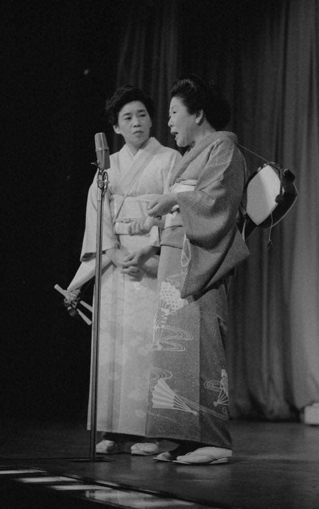 1983年、浅草演芸場さよなら公演で好江さん（左）とコンビで漫才する内海桂子さん