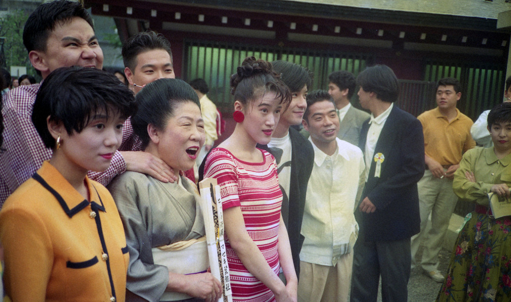 92年6月、「マセキ芸能社40周年ビデオ」ヒット祈願でウッチャンナンチャンらと笑顔を見せる内海桂子さん（前列左から2人目）
