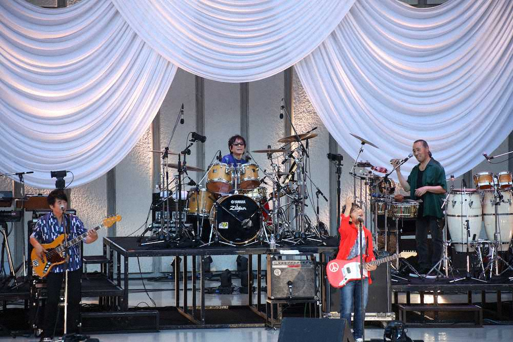 【画像・写真】ライブ出演したスターダストレビューの（左から）柿沼清史、寺田正美、根本要、林“VOH”紀勝