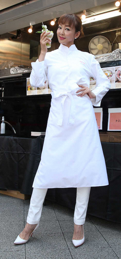 【画像・写真】特製パフェを手に笑顔の神田うの（撮影・西海健太郎）