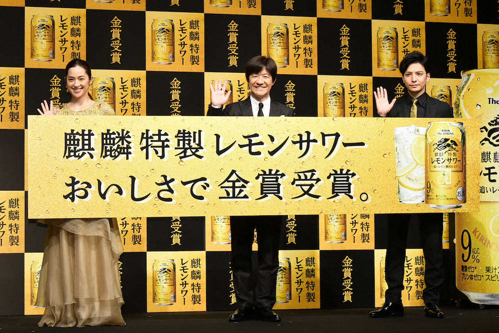 麒麟特製レモンサワー」金賞受賞・シリーズ1億本突破記念イベントに出席した（左から）中村アン、内村光良、生田斗真