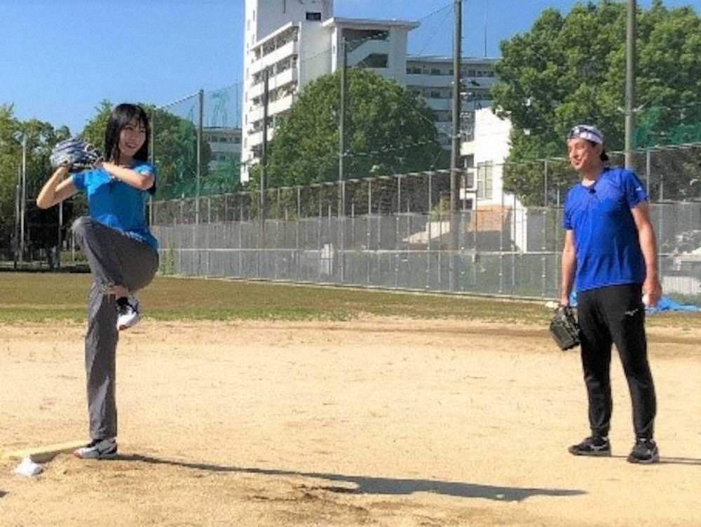 　「オリックス対ソフトバンク」（3日、京セラドーム）でのプレ始球式に向け練習するNMB48・横野すみれ（左）と、指導する星野伸之氏