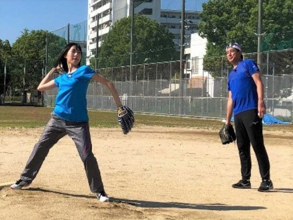 「オリックス対ソフトバンク」（3日、京セラドーム）でのプレ始球式に向け練習するNMB48・横野すみれ（左）と、指導する星野伸之氏