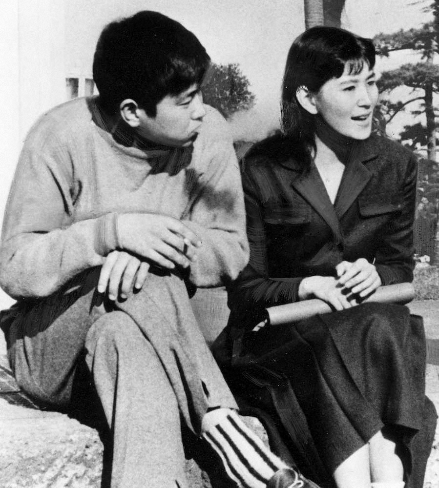 1958年、映画「陽のあたる坂道」の撮影の合間、日活撮影所でくつろぐ石原裕次郎さん（左）とまき子さん（右）