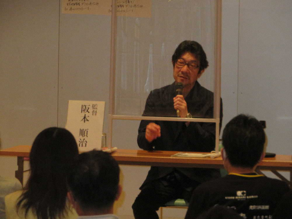兵庫県宝塚市で映画「一度も撃ってません」のトークショーに臨んだ阪本順治監督