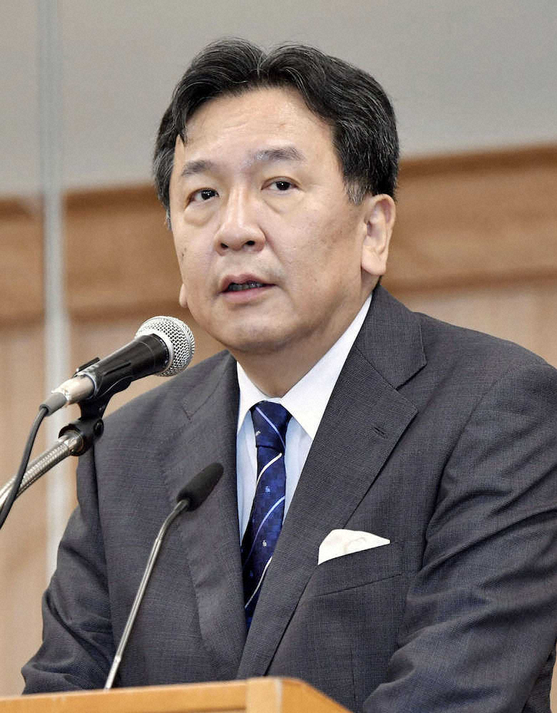 合流新党「立憲民主党」の代表に選出され、記者会見する枝野幸男氏
