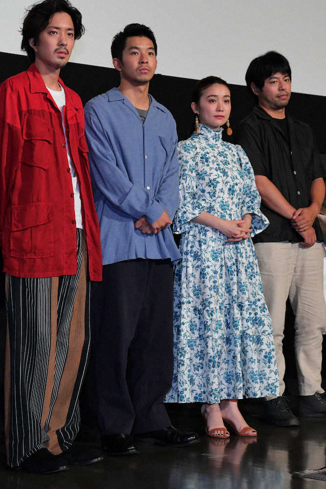 映画「生きちゃった」の「第42回ぴあフィルムフェスティバル」ワールドプレミアに出席した（左から）若葉竜也、仲野太賀、大島優子、石井裕也監督