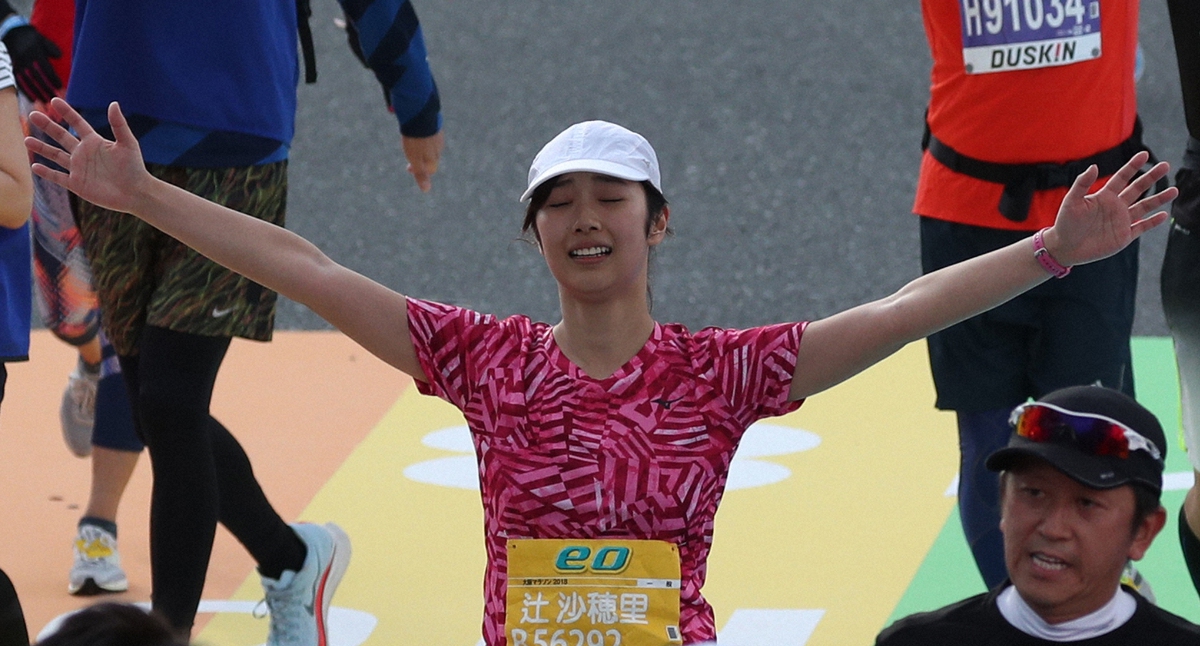 18年の大阪マラソン。両手を広げてゴールするMBSの辻沙穂里アナウンサー