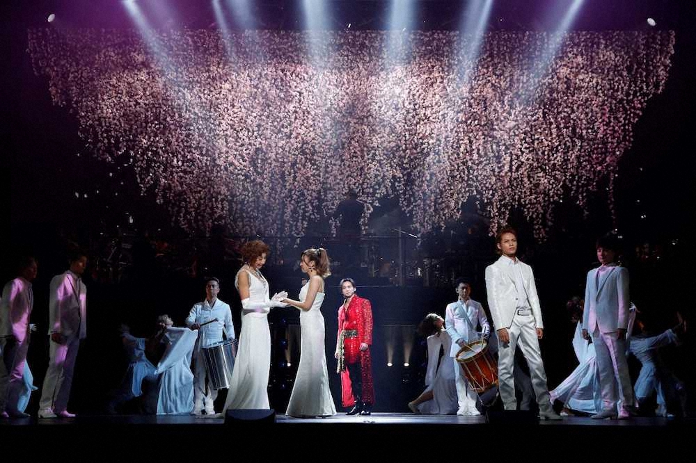 舞台「Endless　SHOCK　－Eternal－」に出演する（左から）前田美波里、梅田彩佳、堂本光一、上田竜也