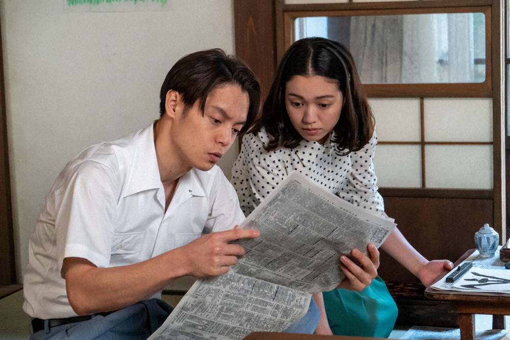 連続テレビ小説「エール」第15週は「先生のうた」。新聞を読む裕一（窪田正孝）と音（二階堂ふみ）（C）NHK