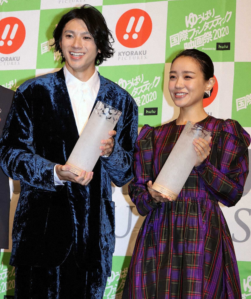 ゆうばり国際ファンタスティック映画祭でニューウェーブアワードを受賞して笑顔の山田裕貴（左）と奈緒