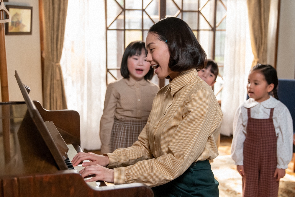連続テレビ小説「エール」第71話。子供たちに歌を教える音（二階堂ふみ・手前）（C）NHK
