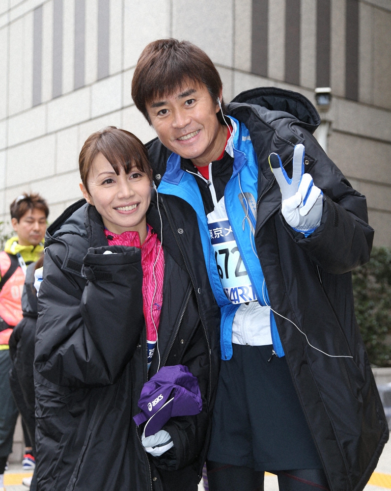 ＜第８回東京マラソン＞スタート前、記念写真に納まる野々村真（右）俊恵夫妻（2014年撮影）