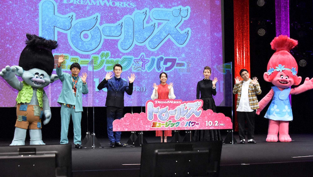 映画「トロールズ　ミュージック★パワー」完成披露イベントに出席した（左から）「ミキ」の亜生、ウエンツ瑛士、上白石萌音、仲里依紗、「ミキ」の昴生