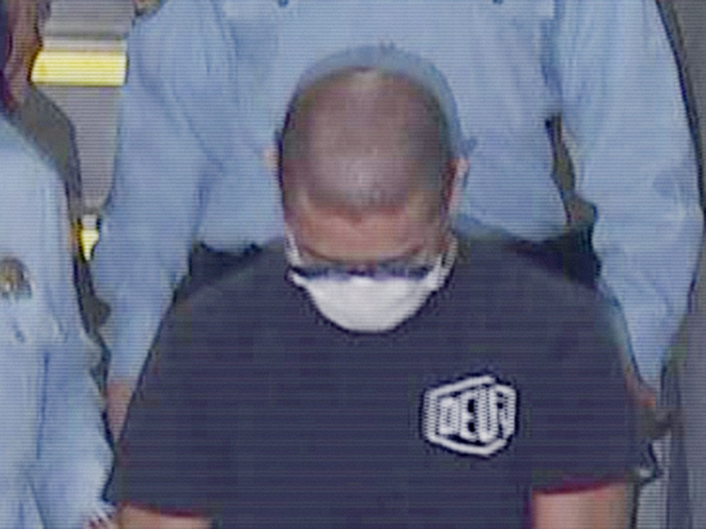 【画像・写真】山口達也容疑者、また飲酒トラブル…酒気帯び運転で逮捕、移送時に見せた丸刈り姿