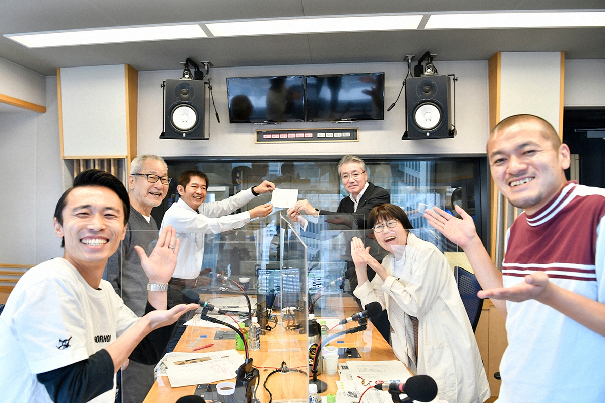 文化放送・上口宏社長から内示を伝えられ共演者に祝福される同局・太田英明アナウンサー（左から3人目）