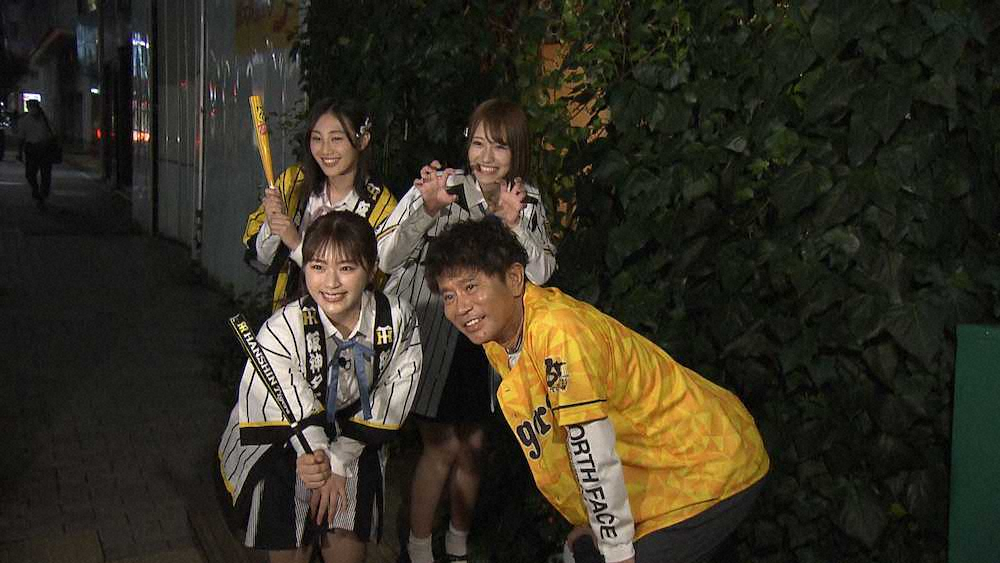 MBSテレビ「ごぶごぶ」に登場した（前列左から）渋谷凪咲、浜田雅功、（後列左から）南羽諒、小嶋花梨
