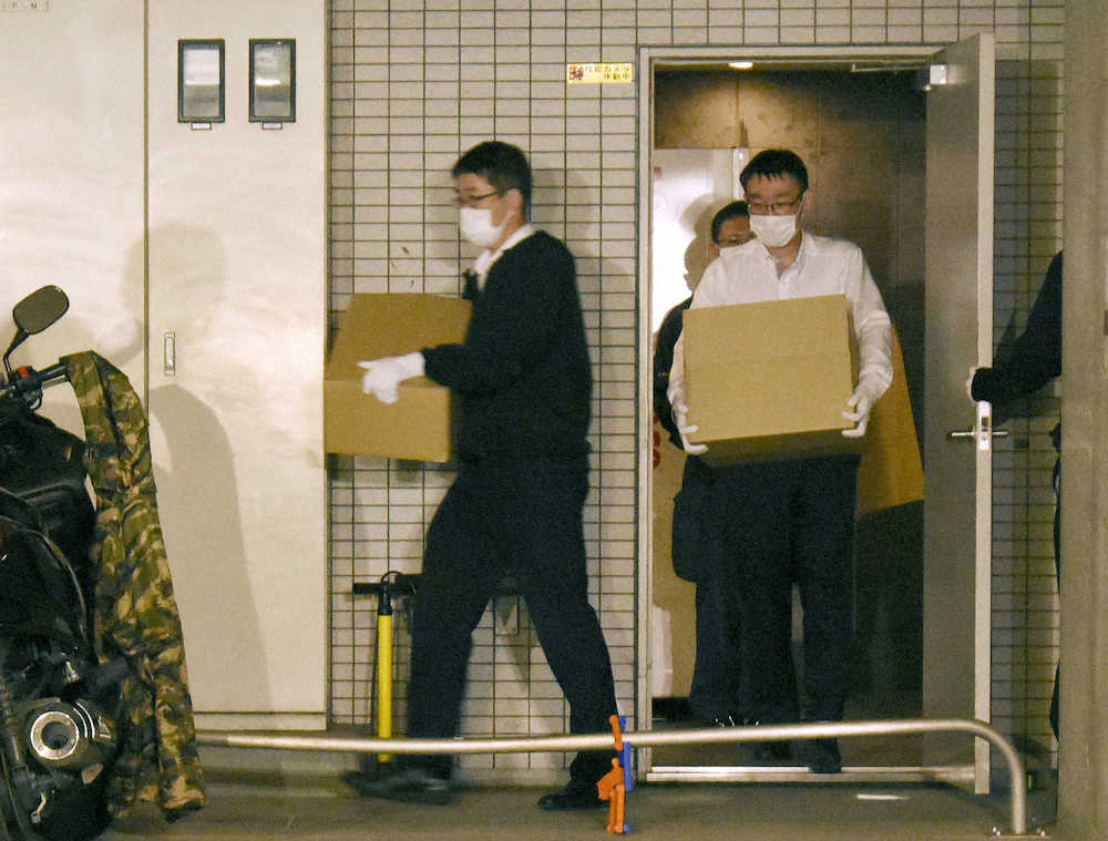 25日未明に家宅捜索を終え、「TOKIO」の山口達也元メンバーの自宅マンションを出る警視庁の捜査員