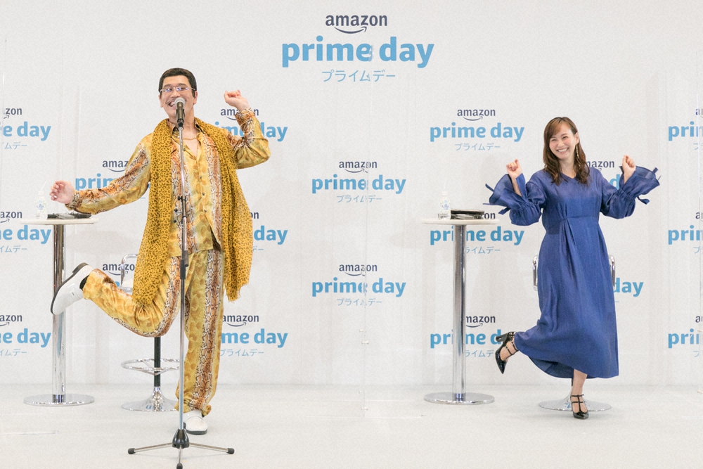オンラインで行われた「Amazonプライム記者発表会」に出席し、「APPD」を披露するピコ太郎（左）と藤本美貴